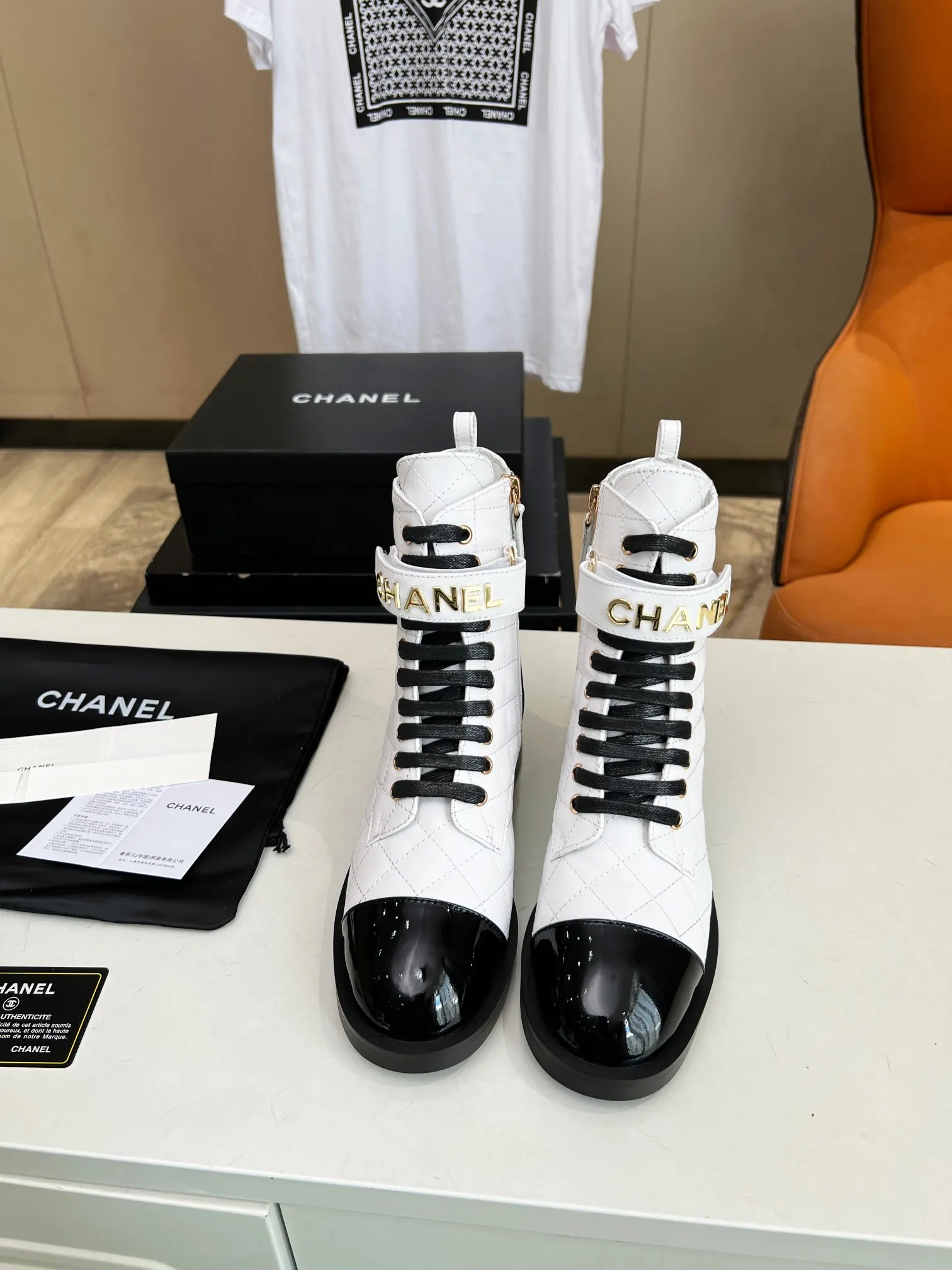 👟👟Ex-factory price 660👟👟 🔥 🔥 🔥 The official website is synchronized with "CHANEL" Chanel's latest 2025 Martin boots series! ▫️The top catwalk series✔The main season of autumn and winter, the rhythm of super popular styles! A must-have item for travel! It looks good in any combination💕 ▫️A beautiful shoe worth putting in your closet👉It’s super beautiful💃🏻▫️ Fabric: Original one-to-one mixed-breed cow🐮 leather Lining: Sheepskin lining Size: 35-40 (41 is custom-made and cannot be returned or exchanged)
